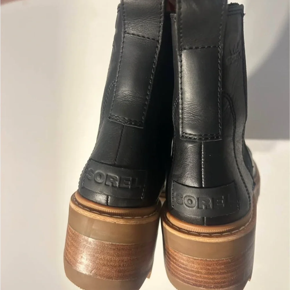 Women's Black Chelsea Boots - Picture 3 of 5